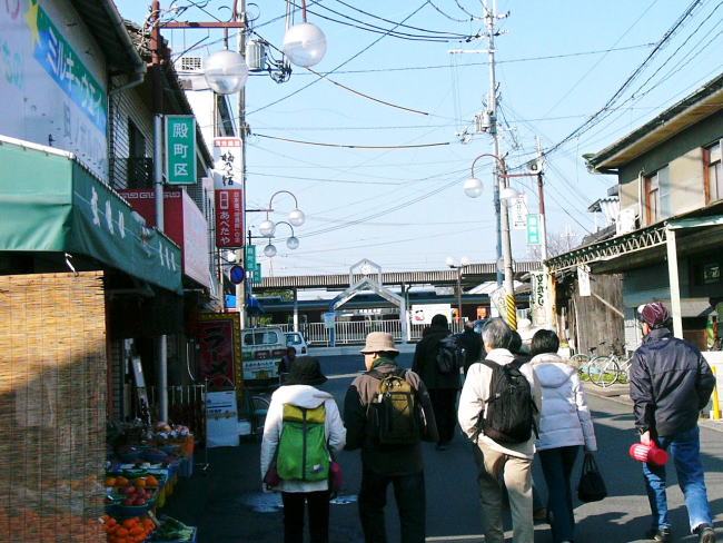 突き当たりに見えてくる西田原本駅